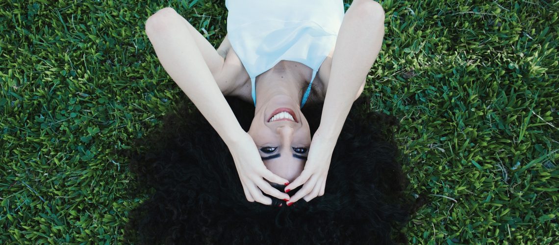 mujer sonrisa cuidada verano